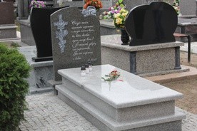 Pomnik na cmentarzu parafialnym w Bielsku