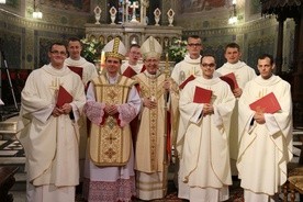 Ośmiu nowo wyświęconych kapłanów diecezji płockiej