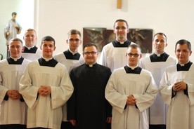Nowoobłóczeni alumni III roku z ks. rektorem Markiem Jaroszem
