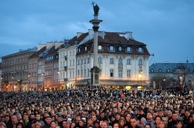 Warszawa 10 kwietnia. Krakowskie Przedmieście po katastrofie samolotu prezydenckiego 