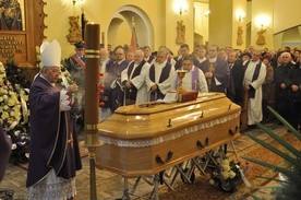 Pogrzeb ks. kan. Jerzego Bieńkowskiego w Zakroczymiu. Liturgii żałobnej przewodniczył bp Roman Marcinkowski
