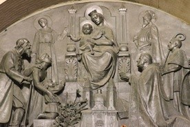 Tympanon nad głównym wejściem do katedry przedstawia biskupa płockiego Jerzego Szembeka ofiarującego wraz z przedstawicielami ludu Bożego makietę katedry Matce Bożej z Dzieciątkiem