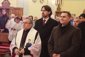 Ks. kan. Andrzej Kucharczyk i burmistrz Andrzej Samoraj w czasie ogłoszenia św. Stanisława patronem miasta