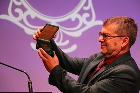 Prof. Mirosław Strzyżewski odebrał pamiątkowy medal z rąk Romana Kochanowicza, dyrektora Muzeum Romantyzmu w Opinogórze