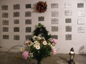 Groby zmarłych sióstr kapucynek w katakumbach kościoła w Przasnyszu