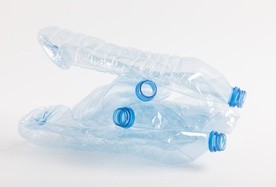 Ile wyniesie kaucja za butelki z plastiku, szkła i puszki?