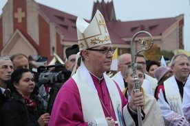 Bp Piotr Libera wraz z wiernymi oczekuje na przybycie obrazu Matki Bożej Częstochowskiej