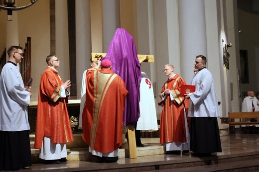 Liturgia Wielkiego Piątku w katedrze Chrystusa Króla