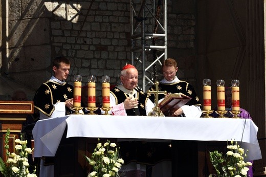 Kard. Macharski spoczął na Wawelu