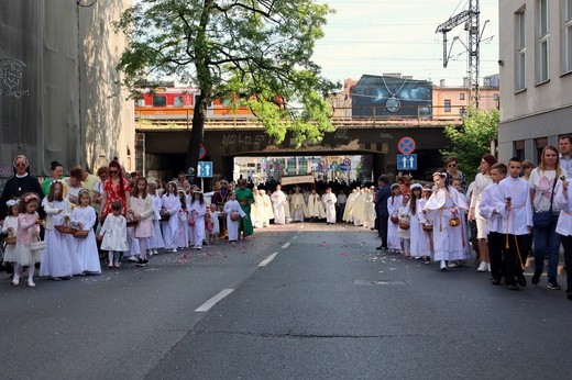 Katowice. Procesja ulicami miasta