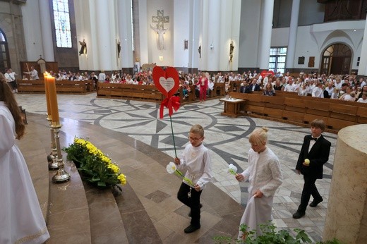 Katowice. Pielgrzymka dzieci komunijnych