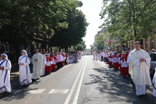 Katowice. Procesja ulicami miasta