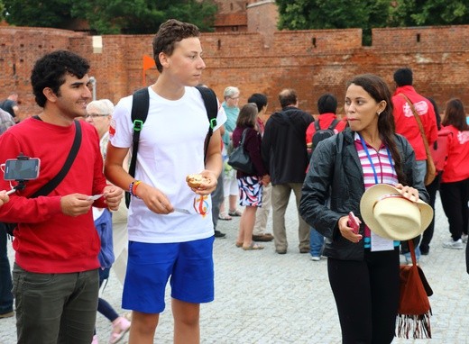 Uczestnicy ŚDM na oblężeniu Malborka