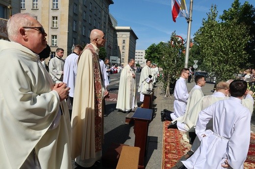 Katowice. Procesja ulicami miasta