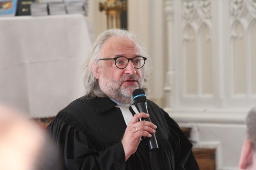 Płock. Przekazanie Biblii uchodźcom z Ukrainy