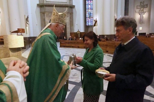 Pracownicy ochrony zdrowia w katedrze