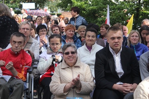 Ewangelizacja przed katedrą. 2