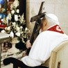 Jan Paweł II wsparty o krzyż