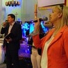 Sławomir Świerzyński i członkowie zespołu Psalm 23 wspólnie wyśpiewali maryjną pieśń