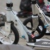  Niby dopuszczalna prędkość jadącego hulajnogą wynosi 20 km/h...