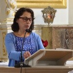 Szymonowo - pielgrzymi przy grobie Anatola Kaszczuka.