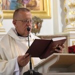 Szymonowo - pielgrzymi przy grobie Anatola Kaszczuka.