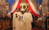 Ojcowie paulini wprowadzają obraz Czarnej Madonny do kościoła w Sulerzyżu