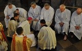 Biskup Piotr Libera myje nogi dwunastu mężczyznom na pamiątkę gestu, który uczynił Pan Jezus w czasie Ostatniej Wieczerzy