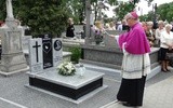 Bp Piotr Libera dokonuje poświęcenia pomnika dzieci utraconych na cmentarzu parafialnym w Sierpcu