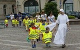 Zabieranie dzieci na spacer okazuje się zajęciem wysokiego ryzyka