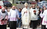 Bp Piotr Libera i ks. proboszcz Jan Majewski w drodze do nowej świątyni pw. Miłosierdzia Bożego w Nasielsku