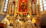 Nowe sanktuarium z papieską koroną
