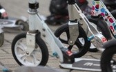  Niby dopuszczalna prędkość jadącego hulajnogą wynosi 20 km/h...