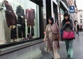 Iran: Władze rozważają blokowanie kont bankowych kobiet, które nie noszą hidżabów