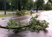 Ponad 5,3 tys. interwencji strażaków po burzach; uszkodzone ponad 200 dachów; ranne dzieci