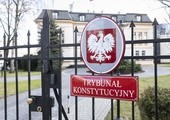 TVN24: W projekcie uchwały ws. TK apel do sędziów o rezygnację i zapowiedź zmian w konstytucji