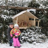 Zwycięska bożonarodzeniowa szopka, przed domem państwa Popłonkowskich w Sarbiewie, którą wykonał dziadek z wnuczką