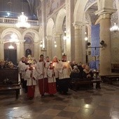 Procesja eucharystyczna na zakończenie Gorzkich Żali w katedrze
