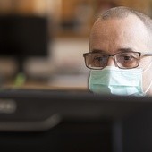 Rząd nałożył obowiązek zakrywania ust i nosa w pracy, jeśli w pomieszczeniu jest więcej niż 1 osoba