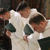 Trzej neoprezbiterzy rozpoczną pracę duszpasterską w pierwszych parafiach.