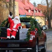 Mikołaj w Starym Polu podróżuje... pickupem