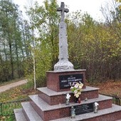 Pomnik ofiar mordu hitlerowskiego, ustawiony przy trasie nr 60 w lesie k. Ościsłowa