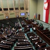 Sondaż poparcia partii: PiS zdecydowanie na czele, ale bez samodzielnej większości w Sejmie