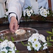 Archidiecezja warszawska: Na chrzest poza kościołem oraz dzieciom powyżej 7. roku życia potrzebna jest zgoda biskupa