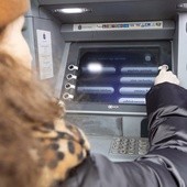 Przy bankomacie
