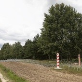 Szczegóły poważnej prowokacji na granicy polsko-białoruskiej: Byli umundurowani, uzbrojeni. Przeładowali broń