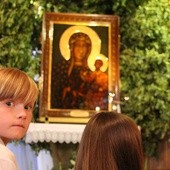Najmłodsi przy obrazie Matki Bożej Częstochowskiej w imponującym, zielonym, lipowym tronie