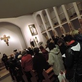 Pielgrzymi płockiego Klubu Inteligencji Katolickiej na modlitwie w sanktuarium Męczeństwa bł. ks. Jerzego Popiełuszki we Włocławku