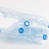 Ile wyniesie kaucja za butelki z plastiku, szkła i puszki?