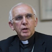 Arcybiskup dystansuje się od polityki